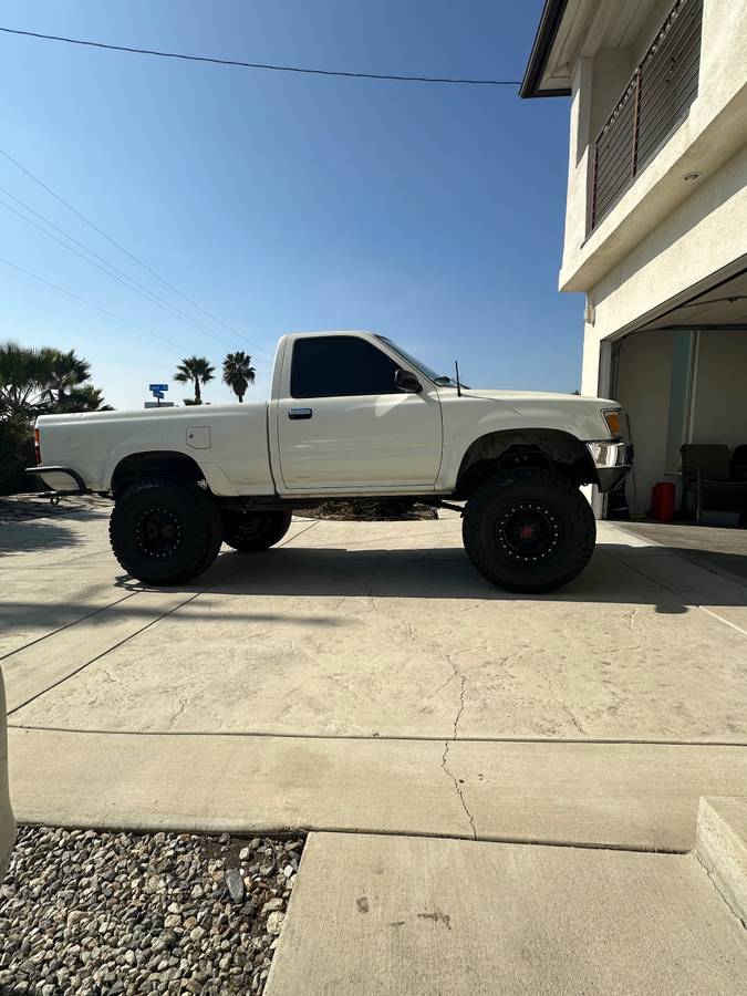 Toyota-pickup-4x4-1991-white-2