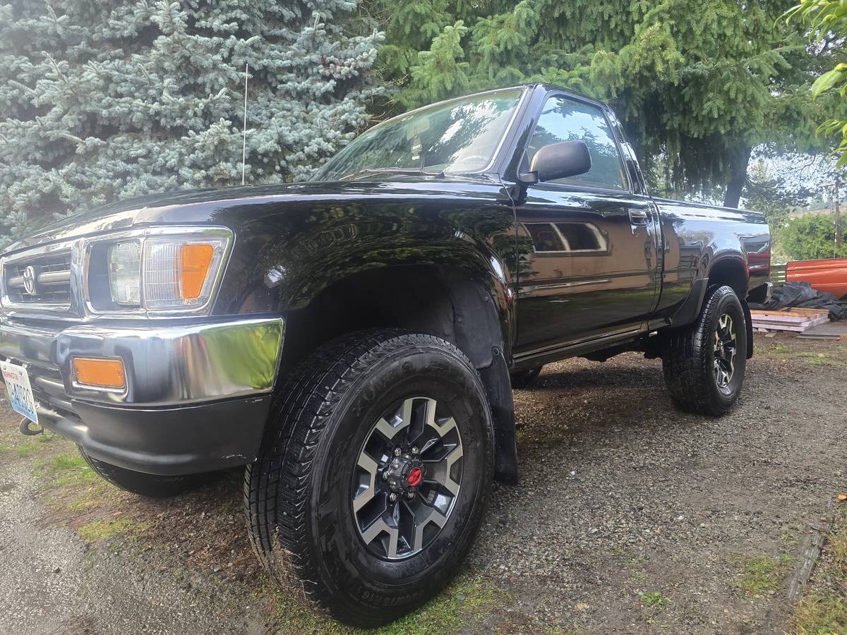 Toyota-pickup-4x4-1993-black-2