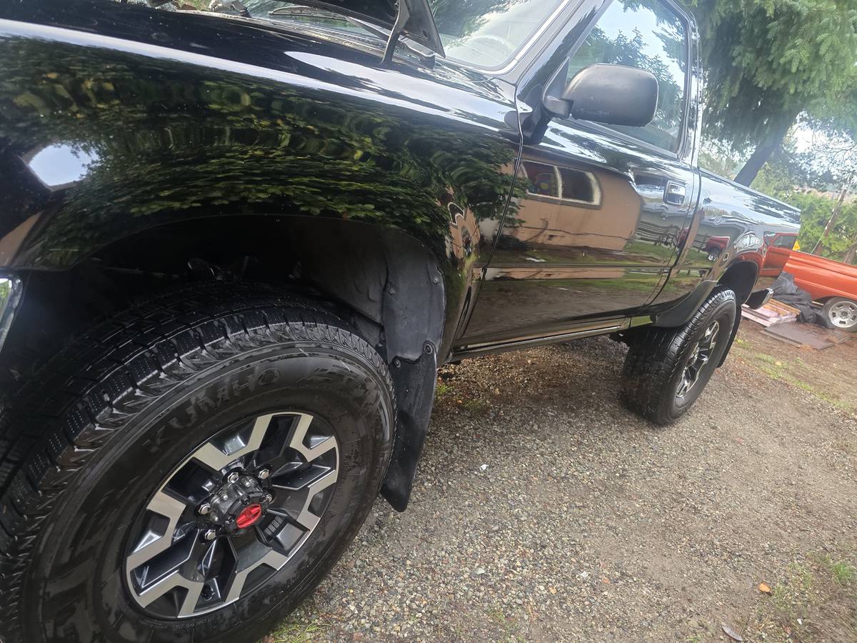 Toyota-pickup-4x4-1993-black-8