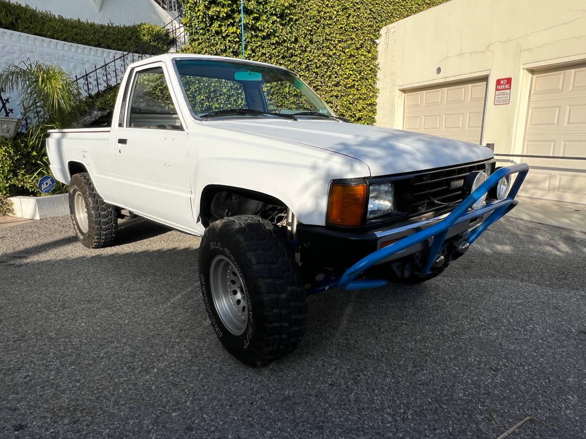 Toyota-pickup-custom-1985-1