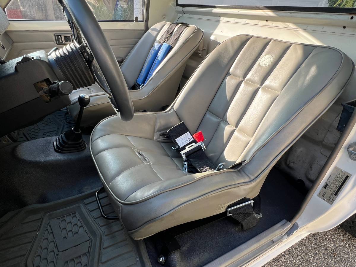 Toyota-pickup-custom-1985-10