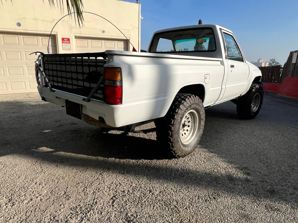 Toyota-pickup-custom-1985-4