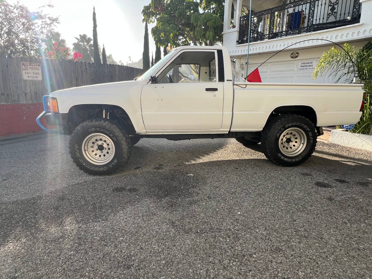 Toyota-pickup-custom-1985-5