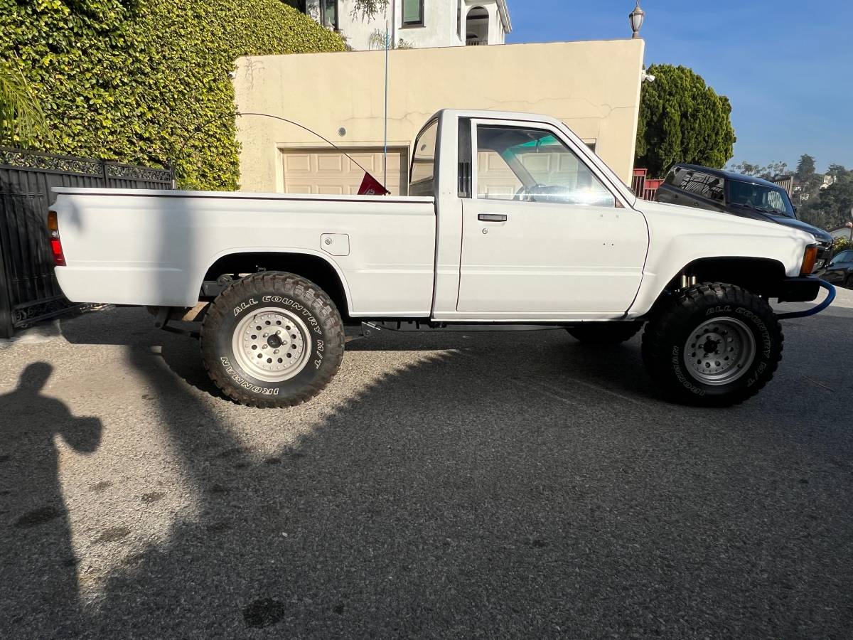 Toyota-pickup-custom-1985-6