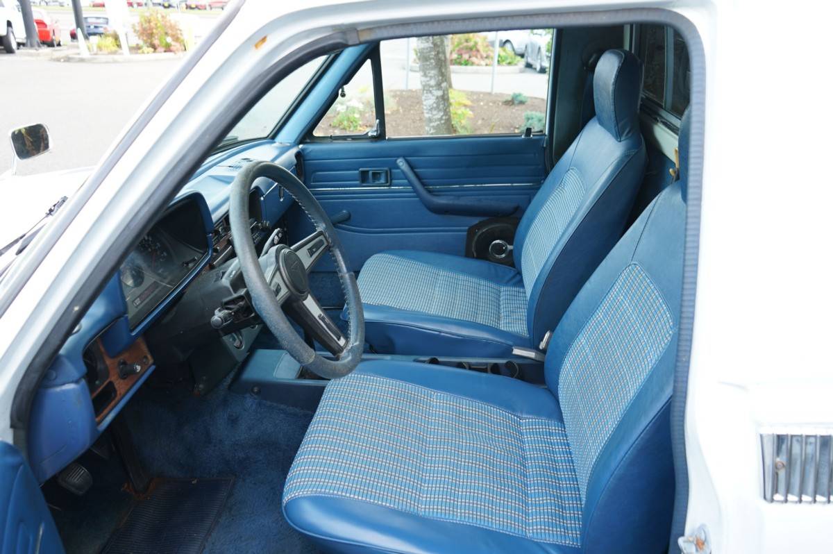 Toyota-pickup-sr5-1981-white-11