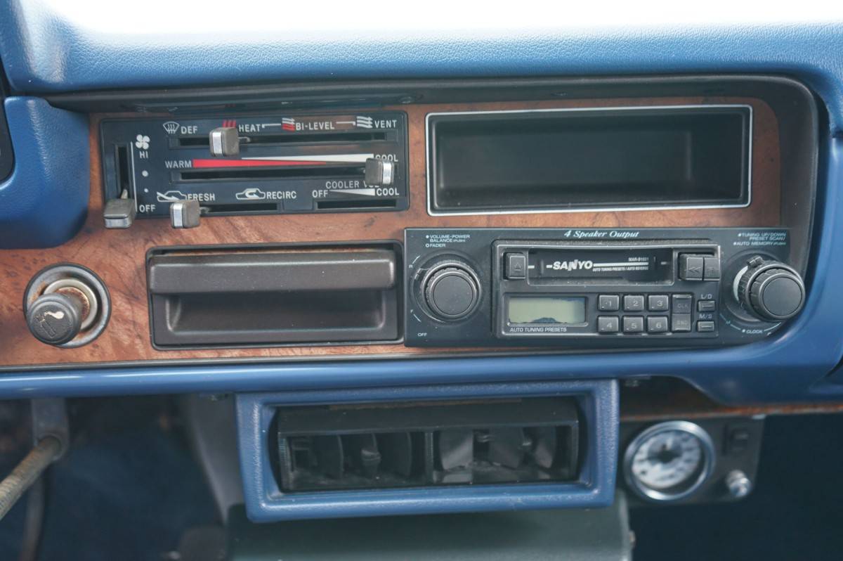 Toyota-pickup-sr5-1981-white-13