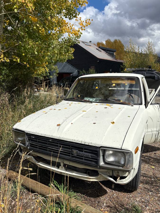 Toyota-pickup-truck-1981-white-1