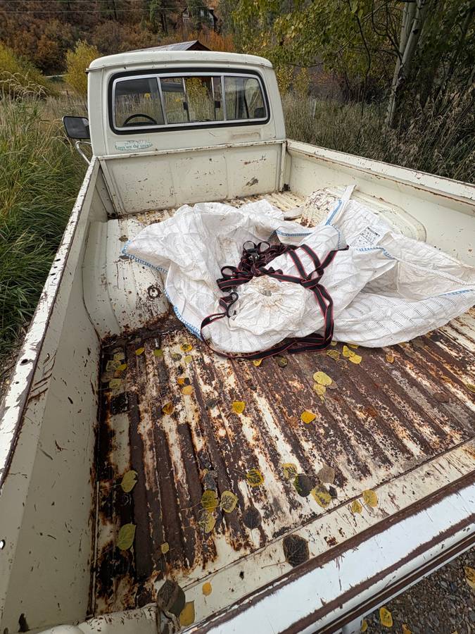 Toyota-pickup-truck-1981-white-2