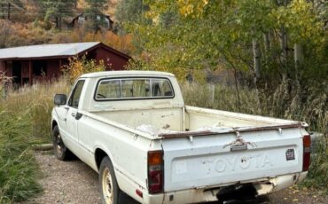 Toyota-pickup-truck-1981-white