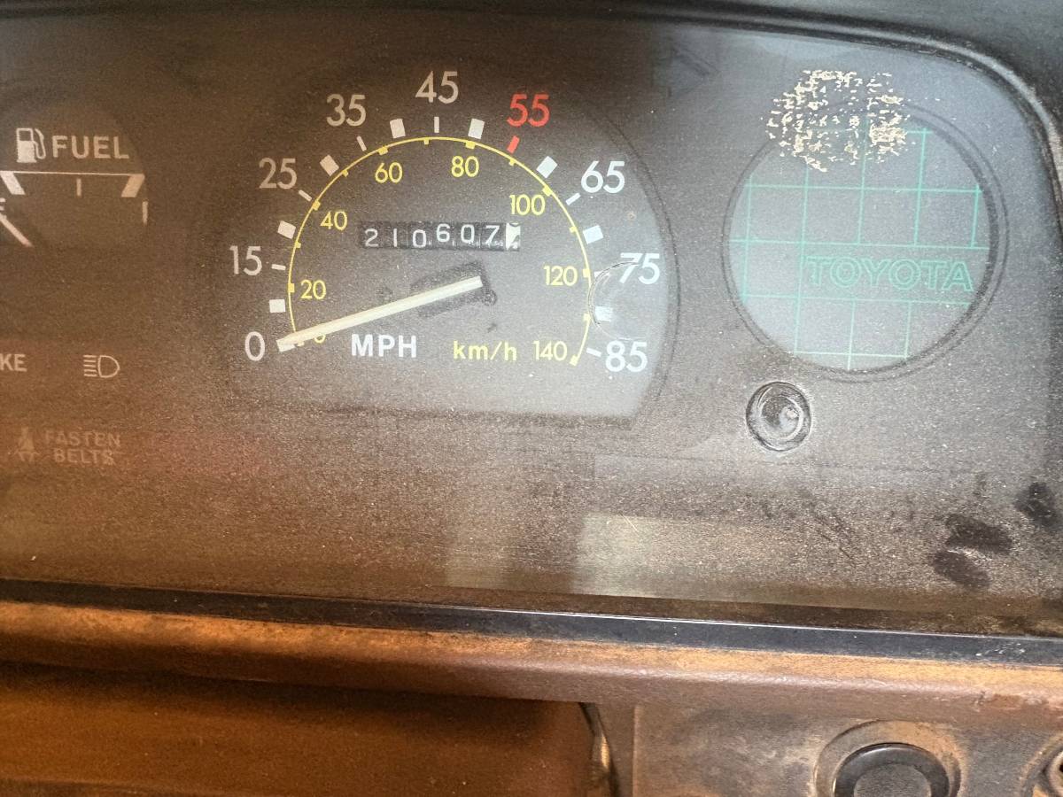 Toyota-pickup-truck-1981-white-4