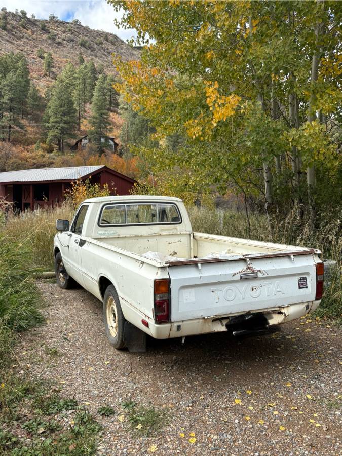 Toyota-pickup-truck-1981-white