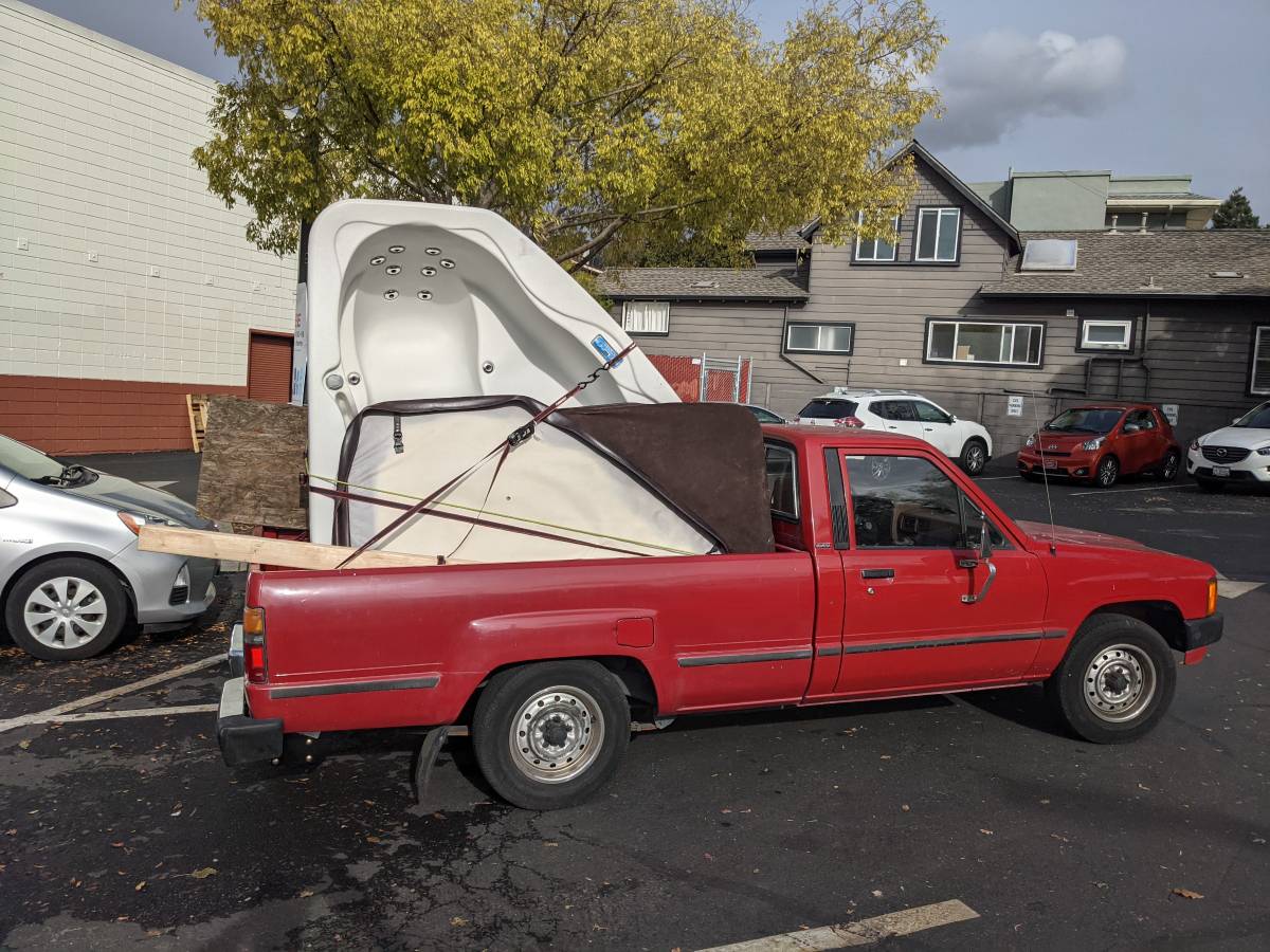 Toyota-pickup-truck-1984-red