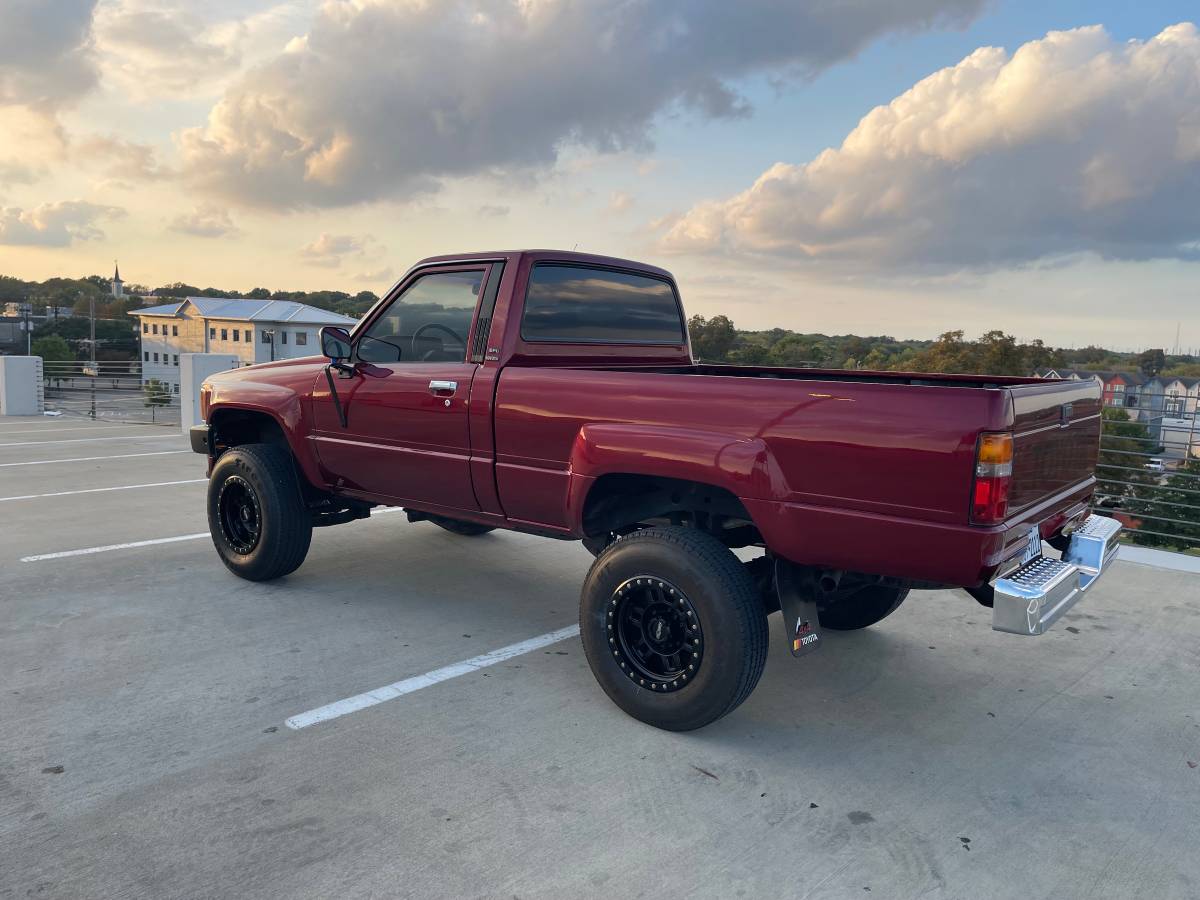 Toyota-pickup-truck-1988-custom-1