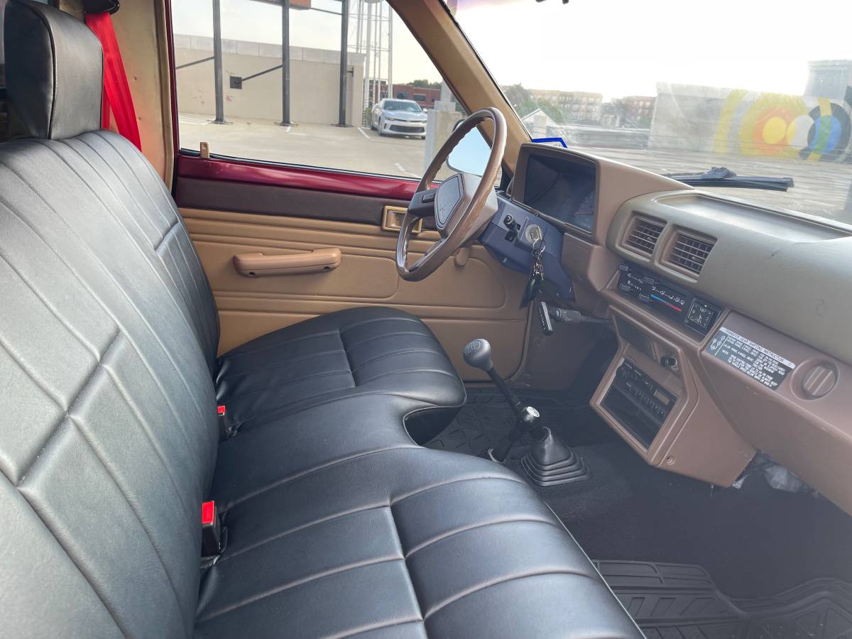 Toyota-pickup-truck-1988-custom-19