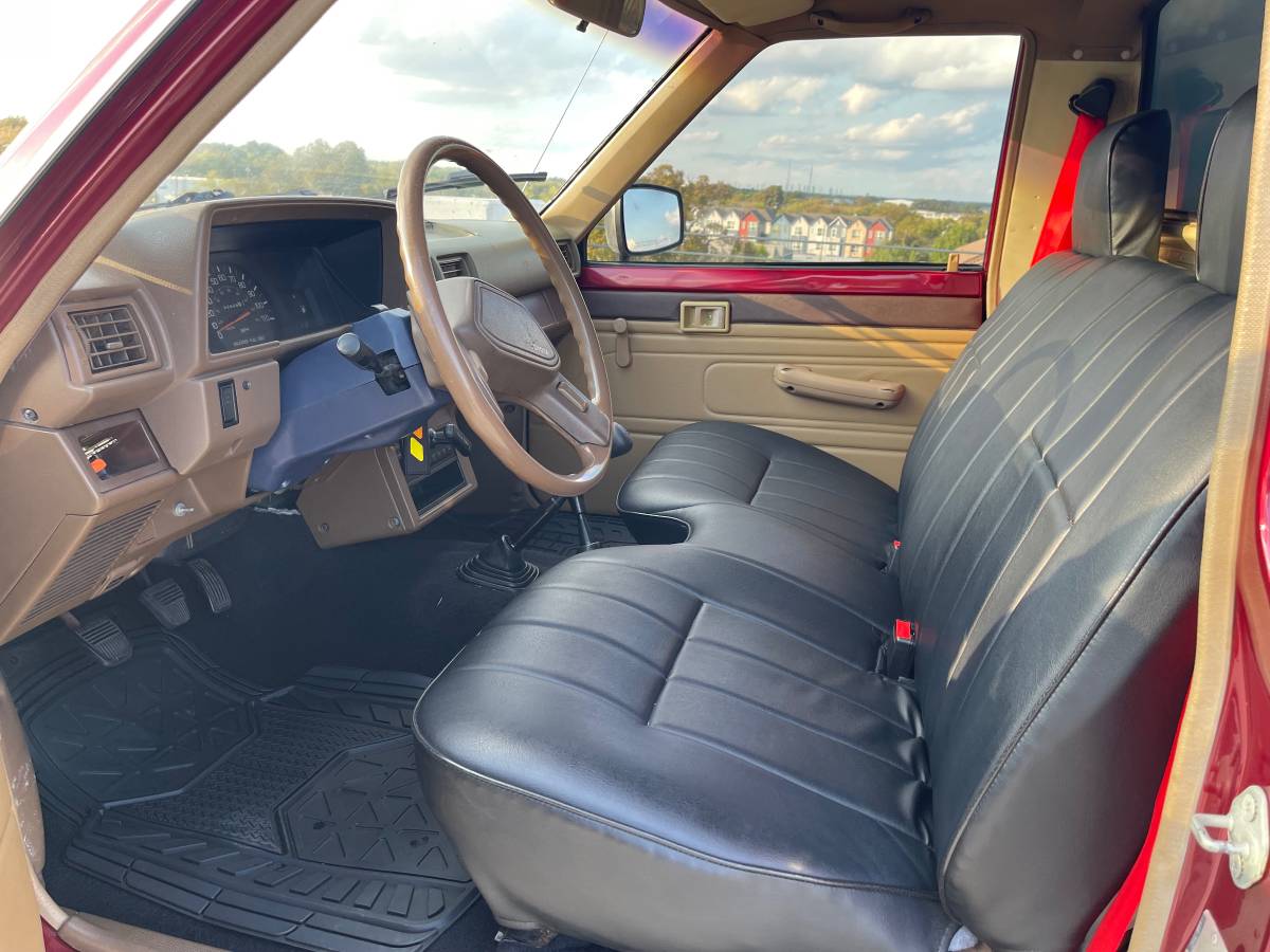 Toyota-pickup-truck-1988-custom-2