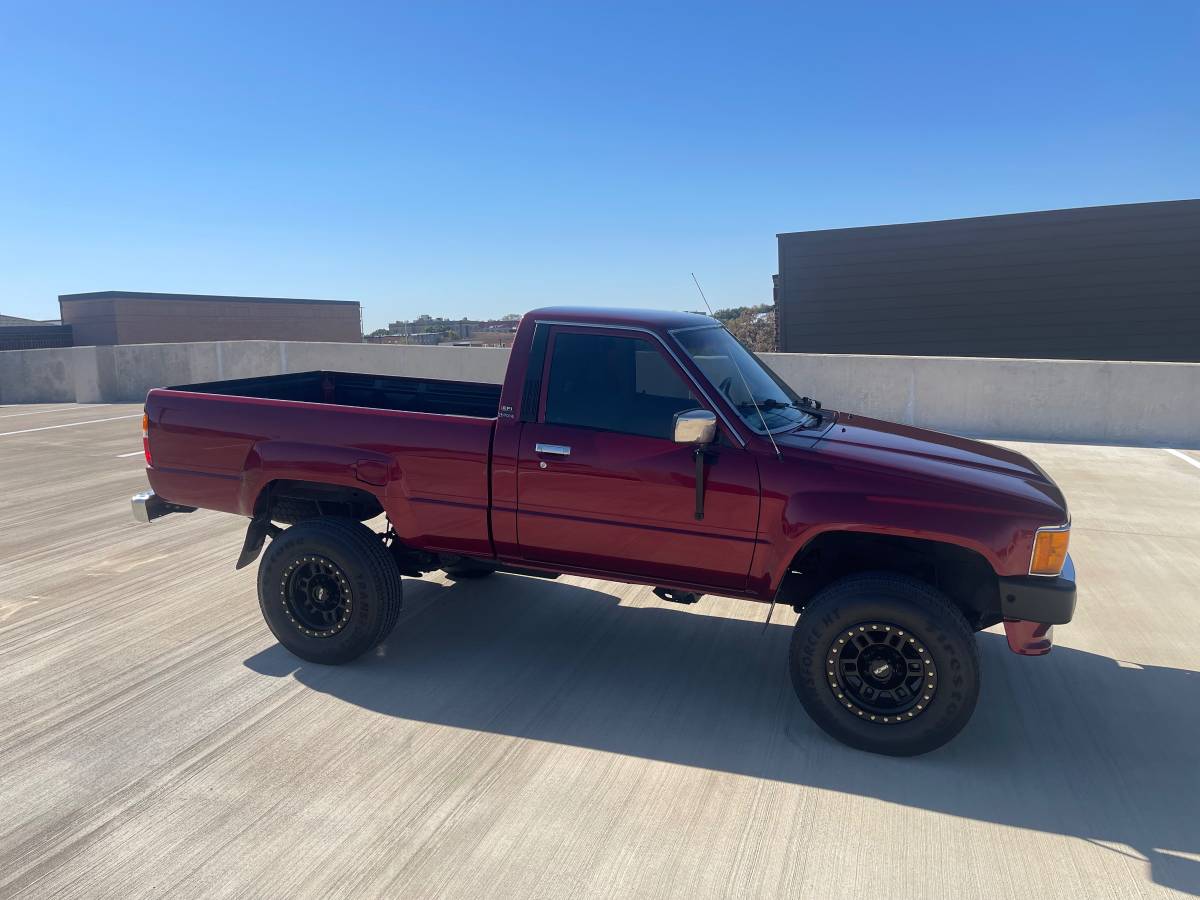 Toyota-pickup-truck-1988-custom-3
