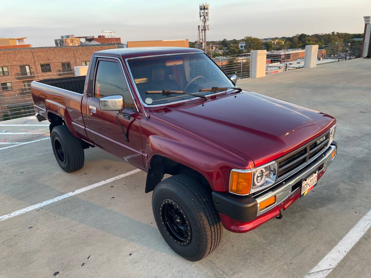 Toyota-pickup-truck-1988-custom-4