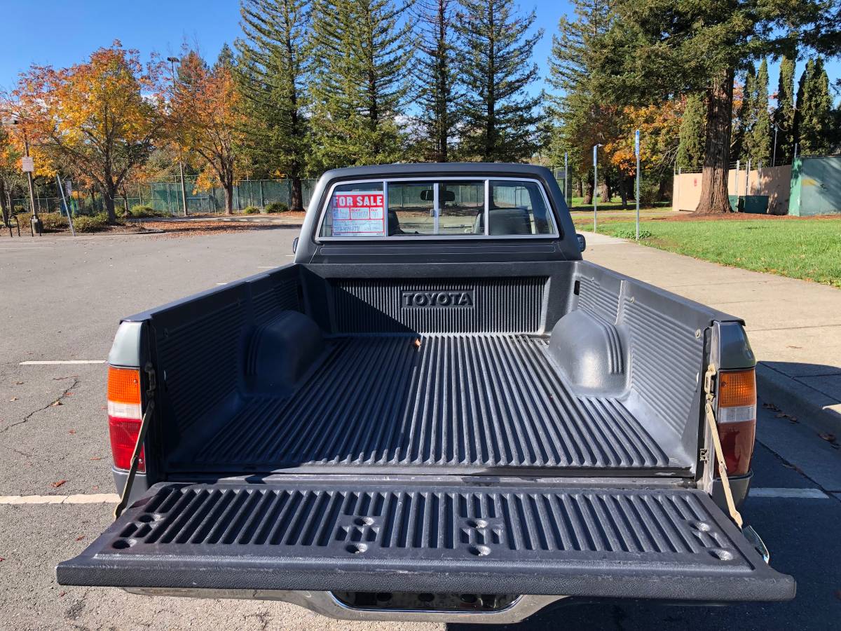 Toyota-pickup-truck-1991-grey-2