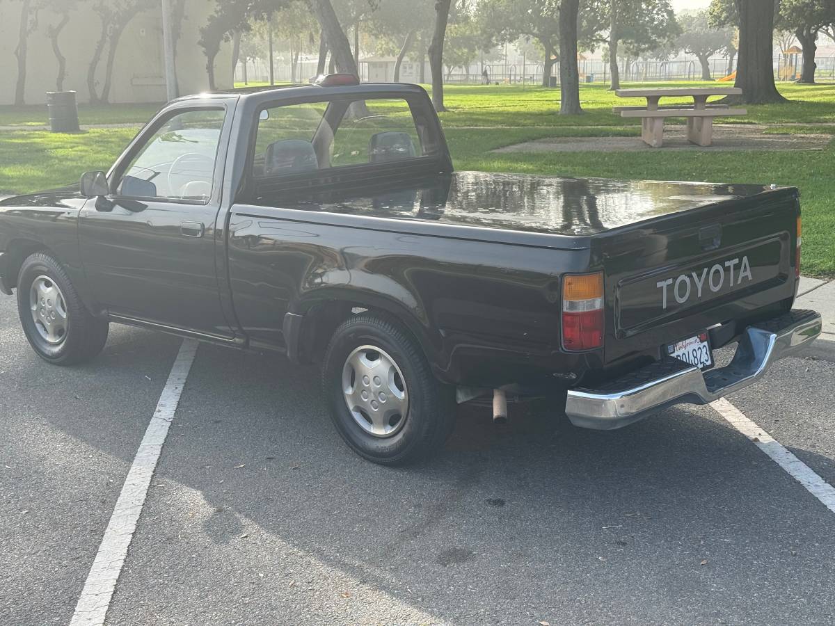 Toyota-pickup-truck-1995-2