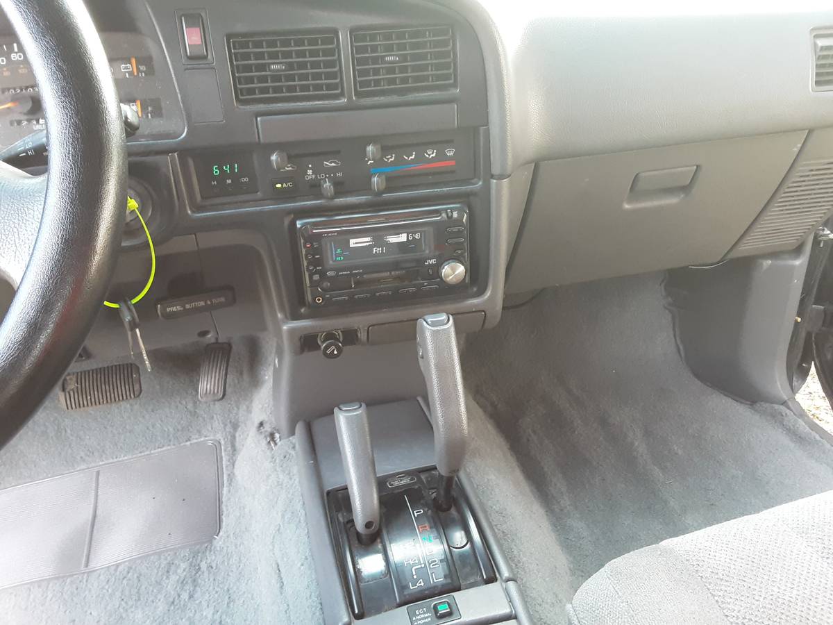 Toyota-pickup-truck-4x4-1989-black-3