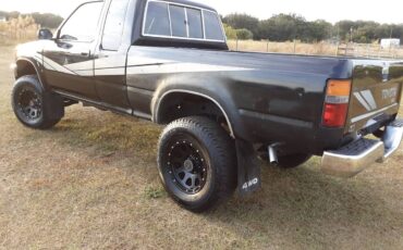 Toyota-pickup-truck-4x4-1989-black