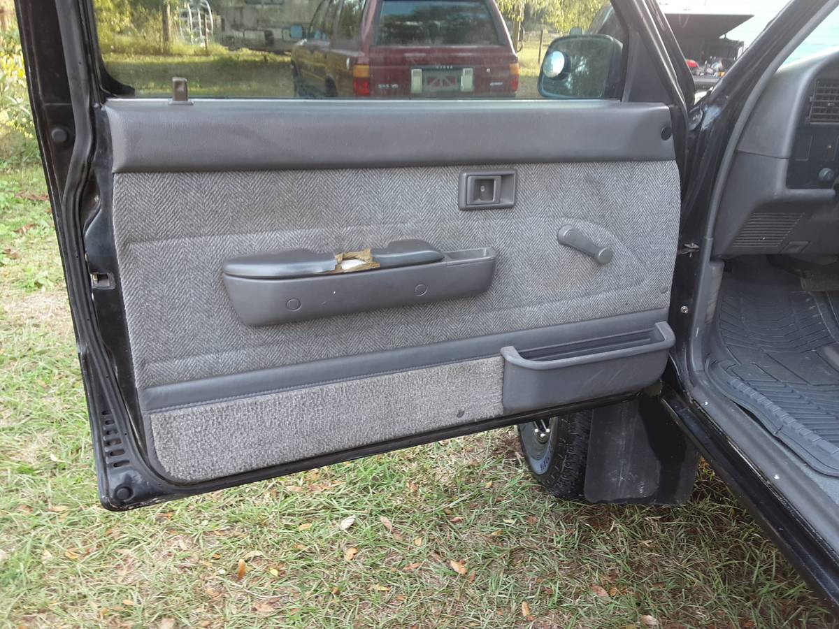 Toyota-pickup-truck-4x4-1989-black-4