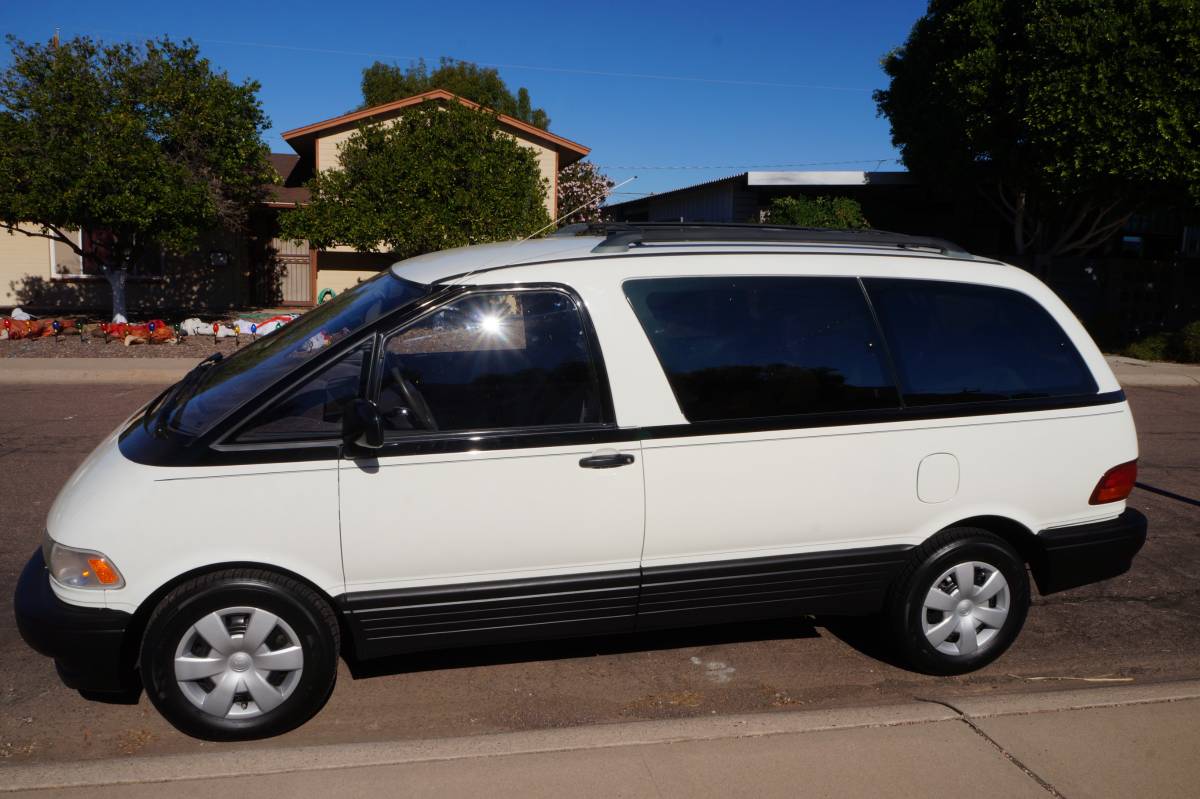 Toyota-previa-1995-white-2