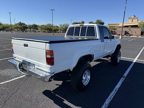 Toyota-sr5-xtra-cab-4x4-1985-white-5