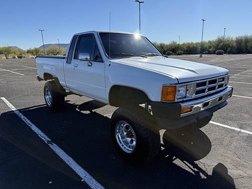 Toyota-sr5-xtra-cab-4x4-1985-white-6