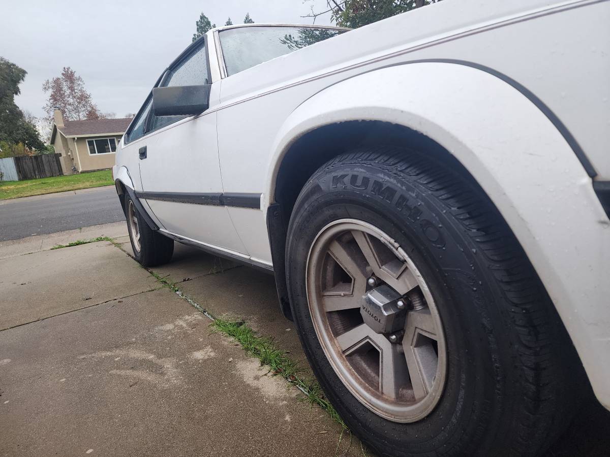 Toyota-supra-1985-white-2