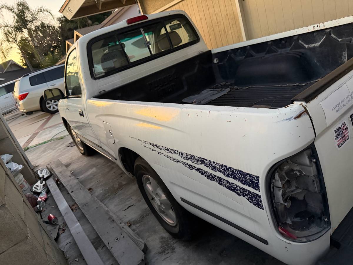 Toyota-tacoma-1995-white-2