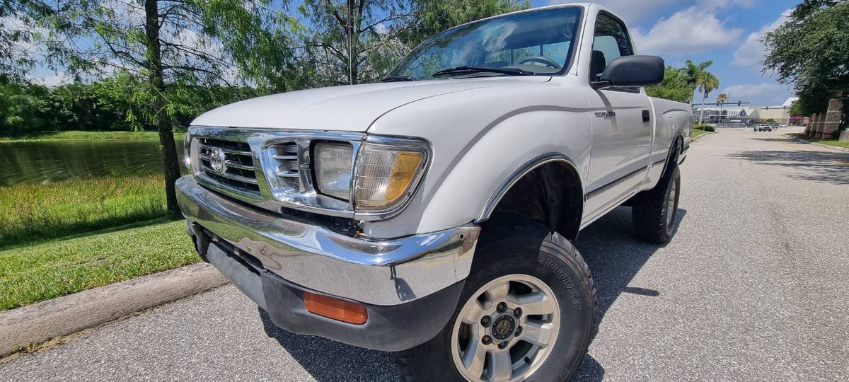 Toyota-tacoma-1995-white