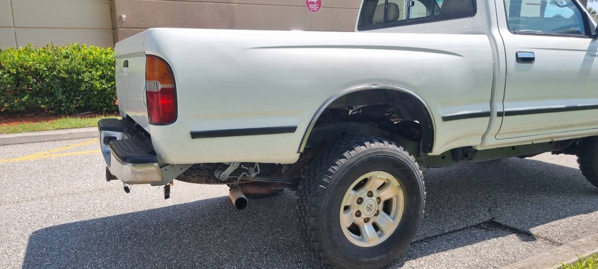 Toyota-tacoma-1995-white-9