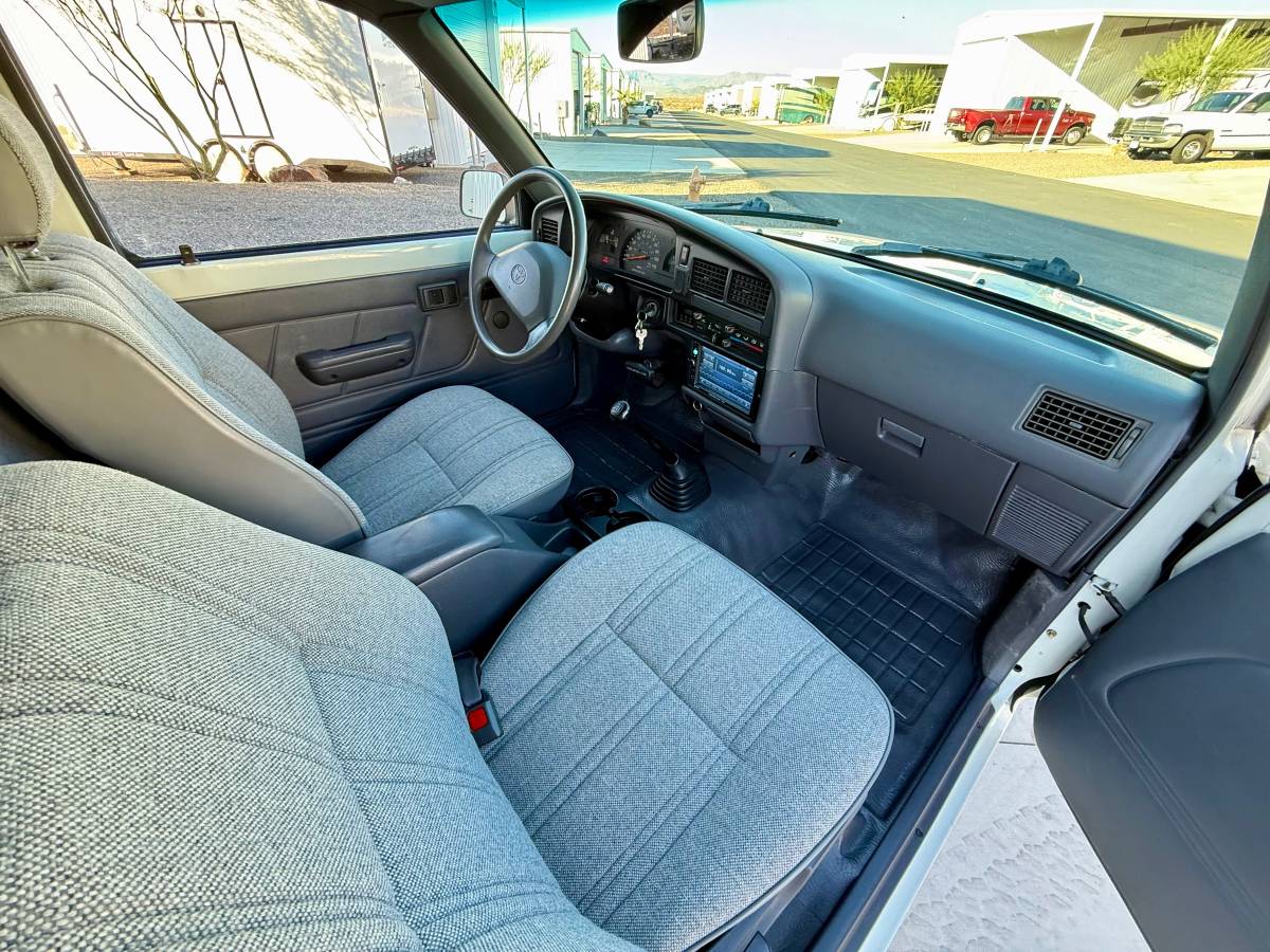 Toyota-tacoma-2wd-1992-white-12