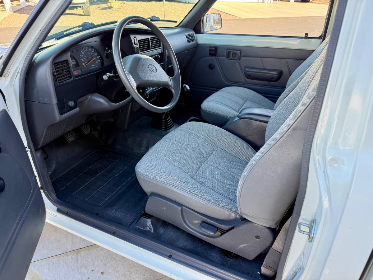 Toyota-tacoma-2wd-1992-white-16