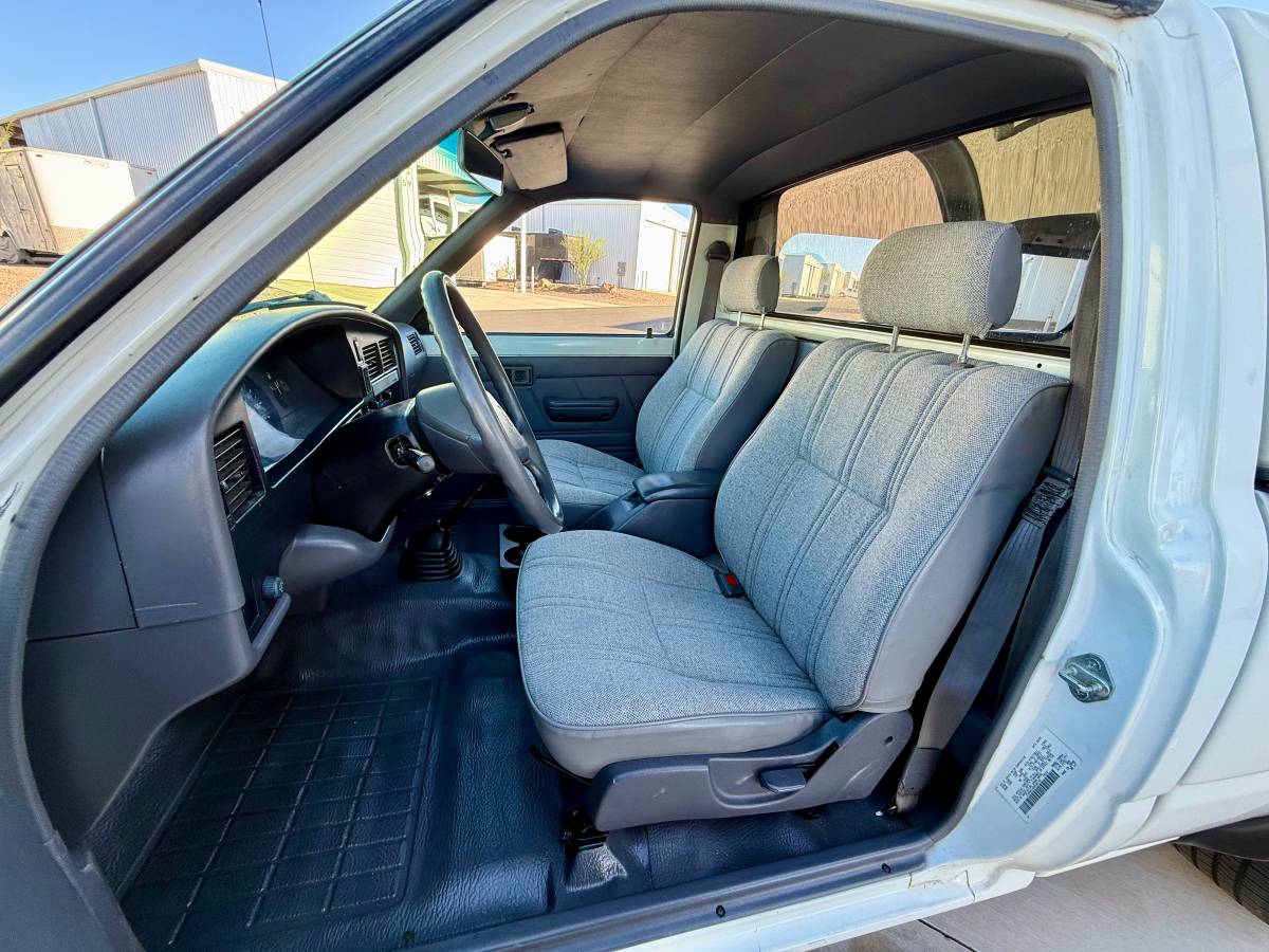 Toyota-tacoma-2wd-1992-white-17