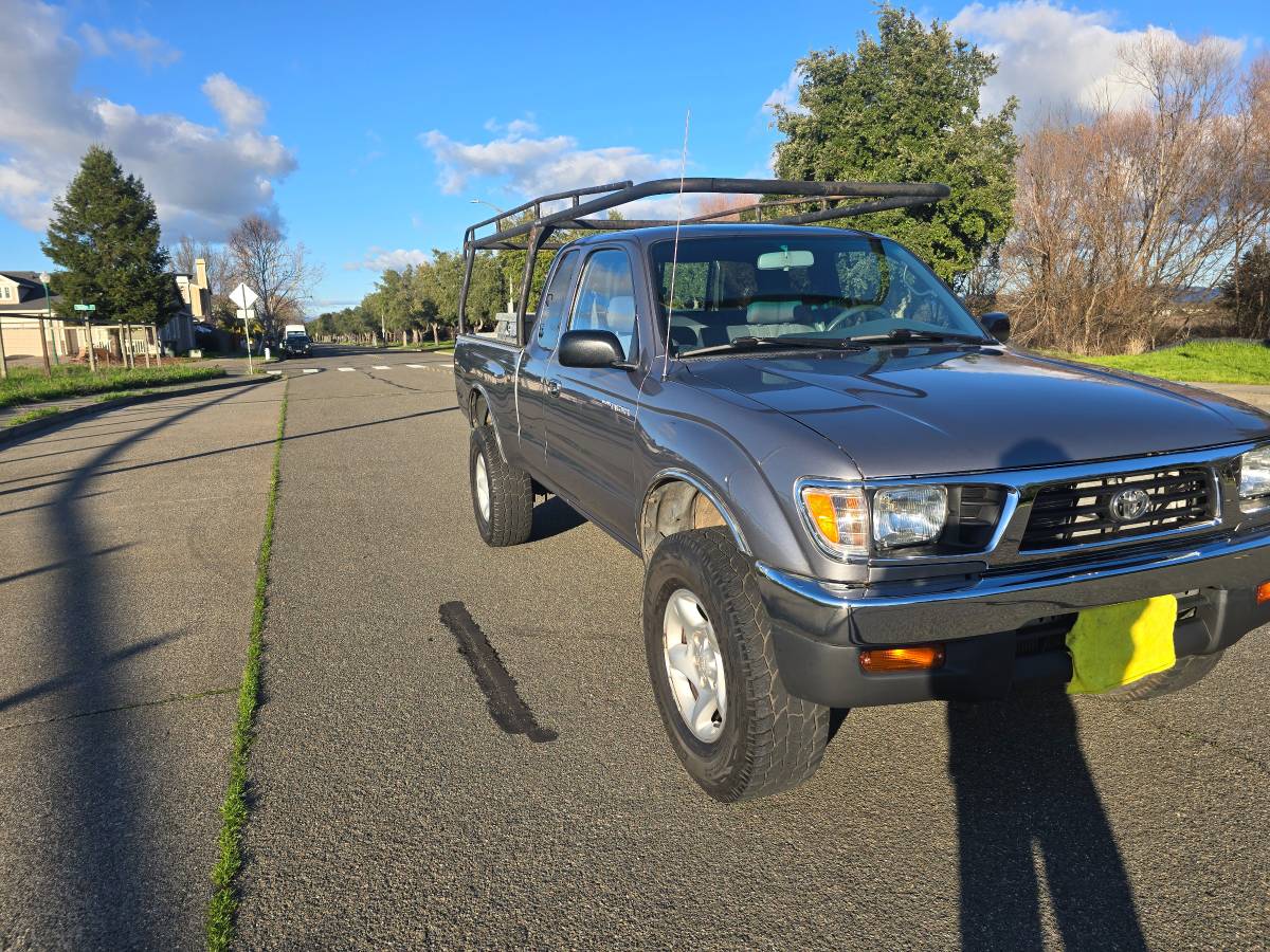 Toyota-tacoma-4wd-1996-grey-1