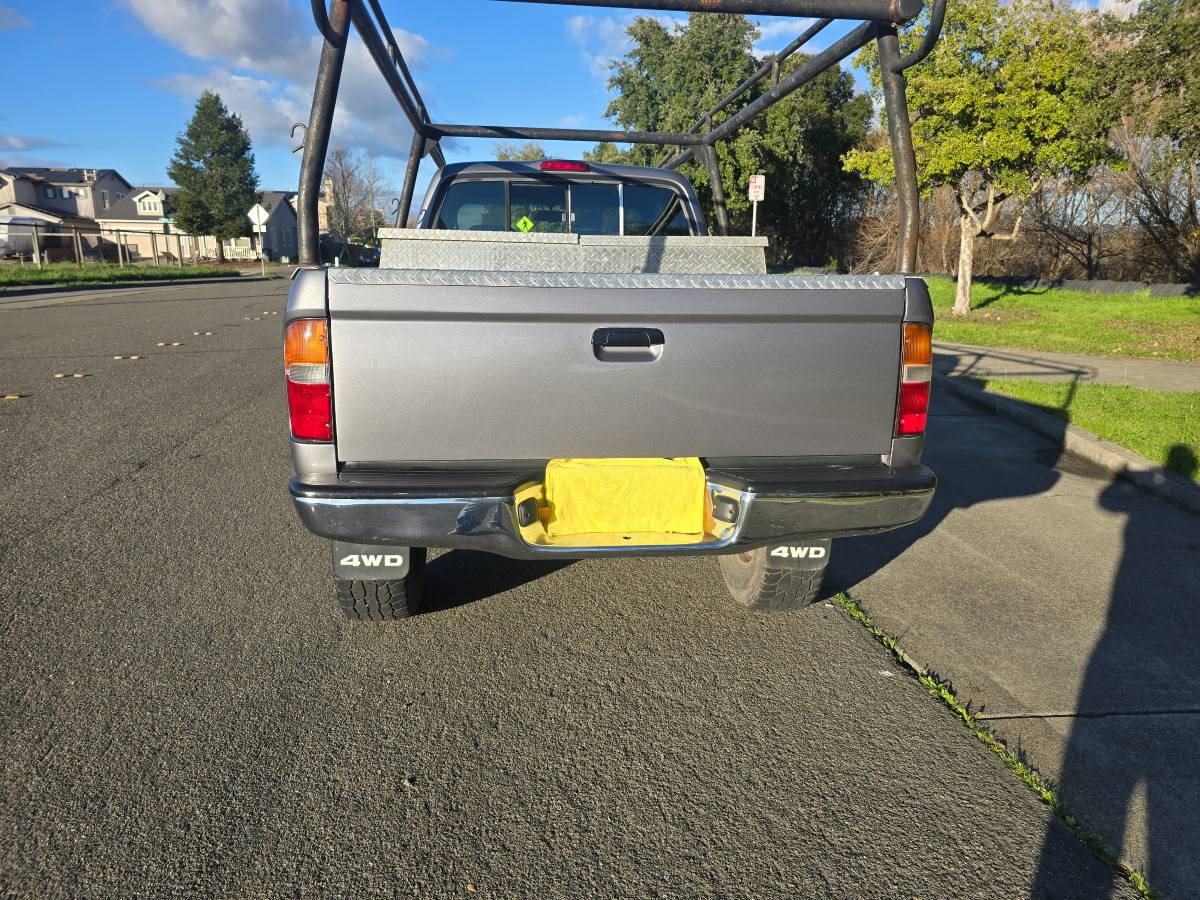Toyota-tacoma-4wd-1996-grey-4