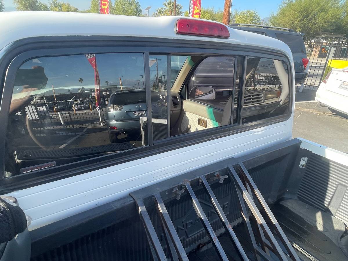 Toyota-tacoma-deluxe-1996-white-1