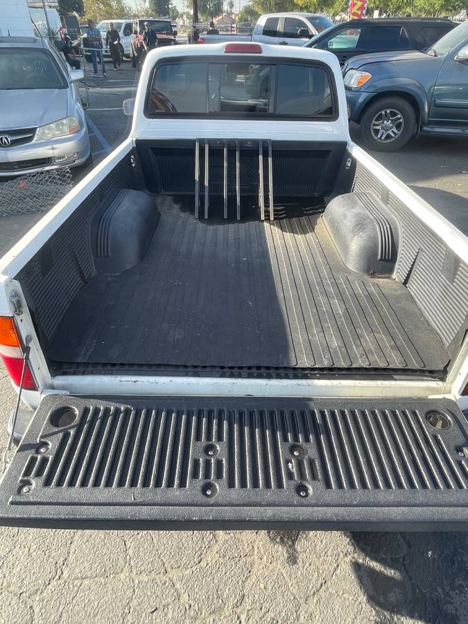 Toyota-tacoma-deluxe-1996-white-10