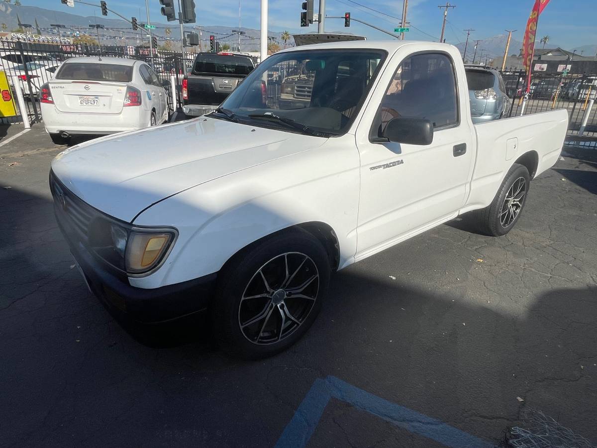 Toyota-tacoma-deluxe-1996-white-11