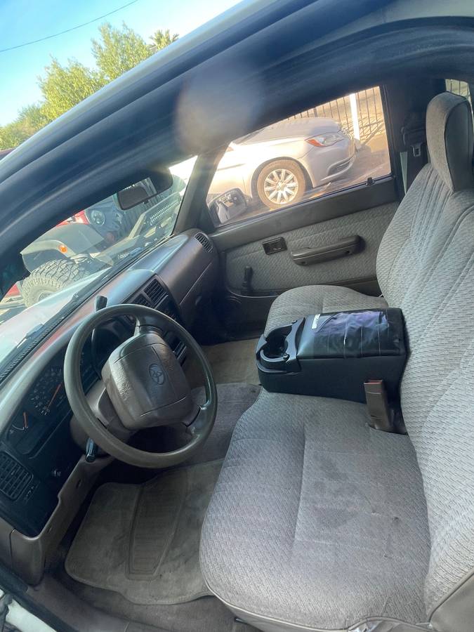 Toyota-tacoma-deluxe-1996-white-17