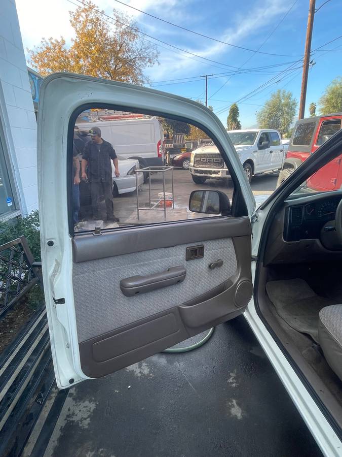 Toyota-tacoma-deluxe-1996-white-18