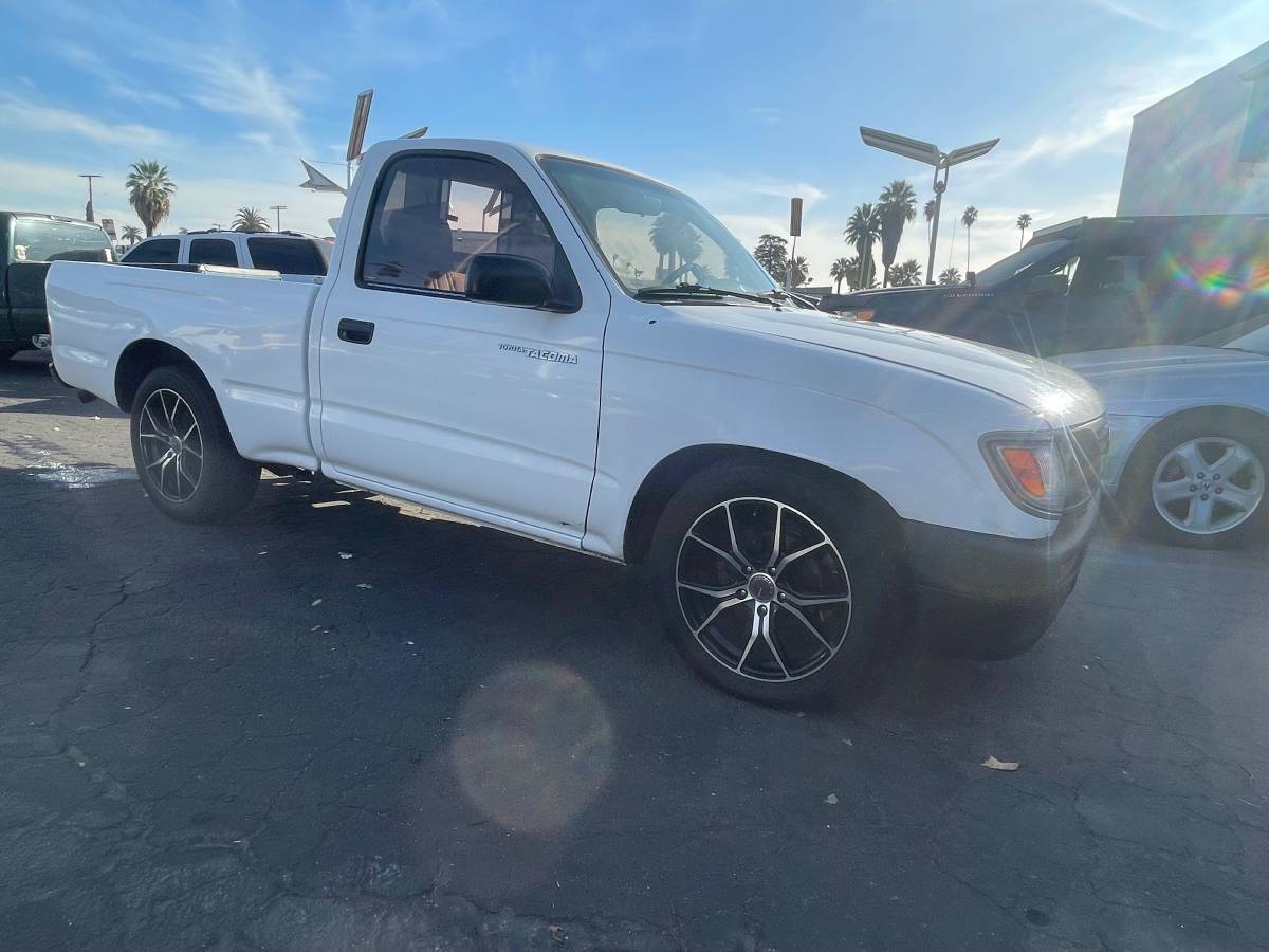 Toyota-tacoma-deluxe-1996-white-2