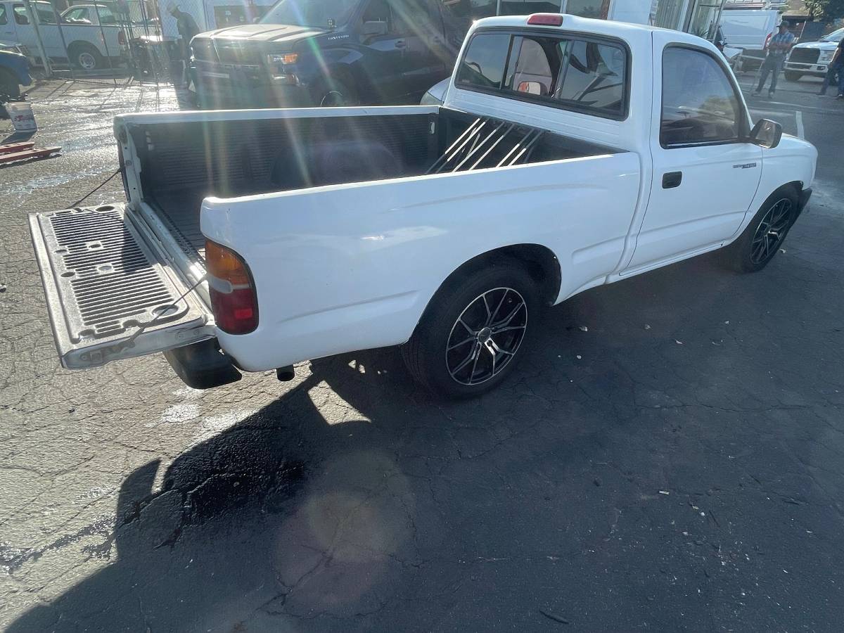 Toyota-tacoma-deluxe-1996-white-4