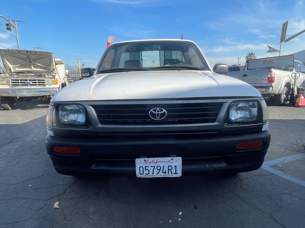 Toyota-tacoma-deluxe-1996-white-5