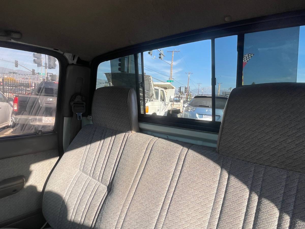 Toyota-tacoma-deluxe-1996-white-6