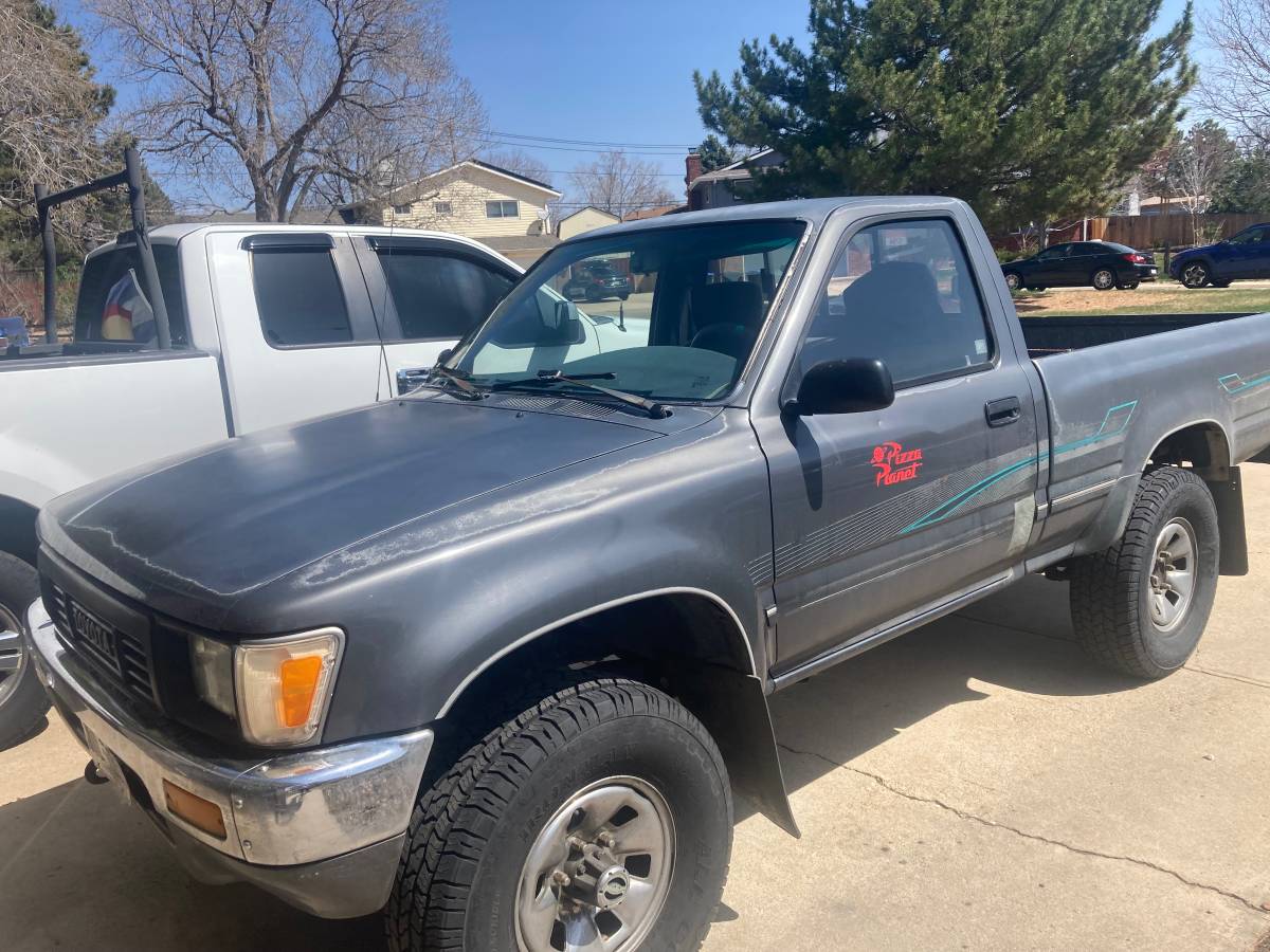 Toyota-truck-1991-grey-3