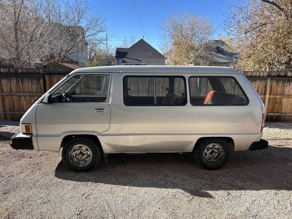Toyota-van-1985-9