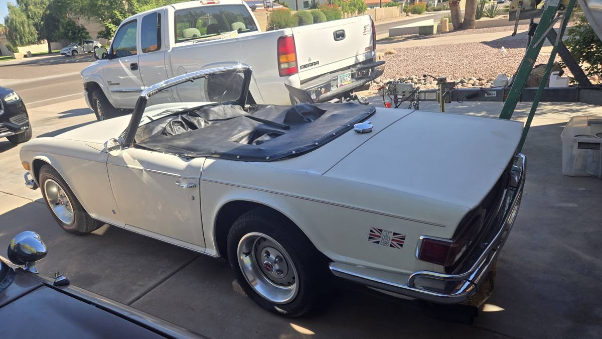 Trimuph-tr-6-1973-white-1